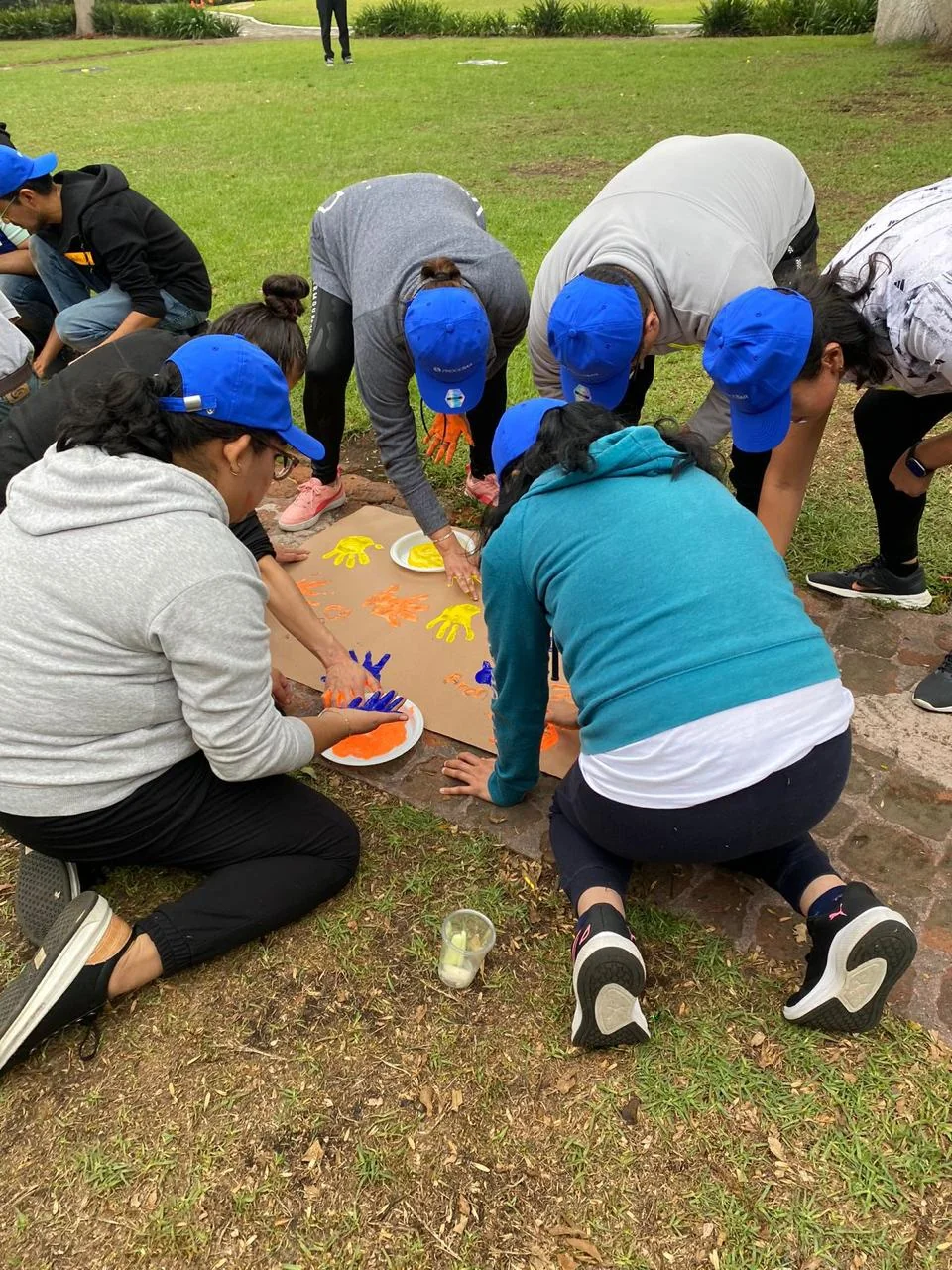 Equipo realizando actividad de construcción colaborativa